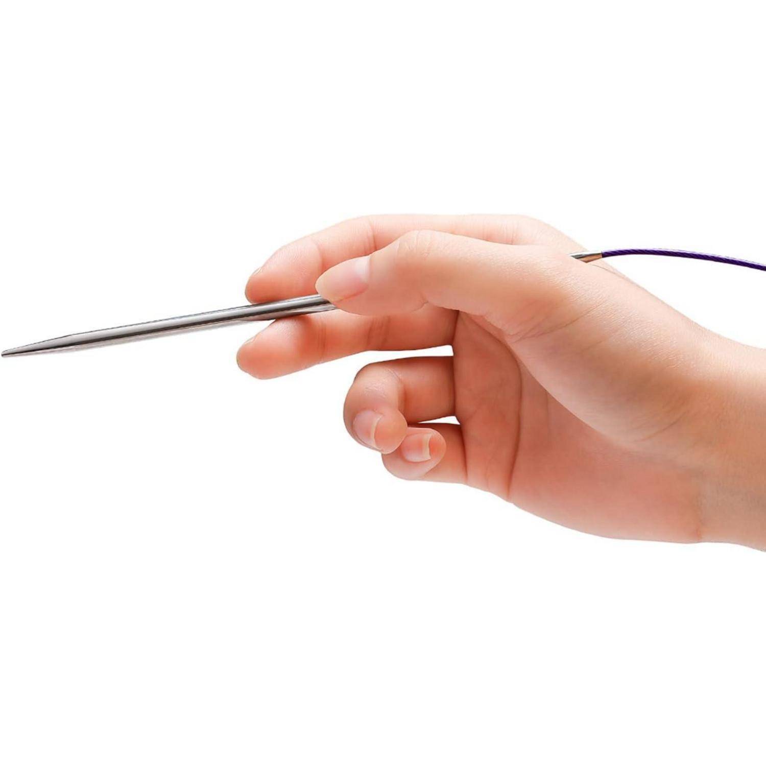 Nahaufnahme einer Hand, die eine dünne Metallnadel oder einen Eingabestift gegen einen einfachen weißen Hintergrund hält.