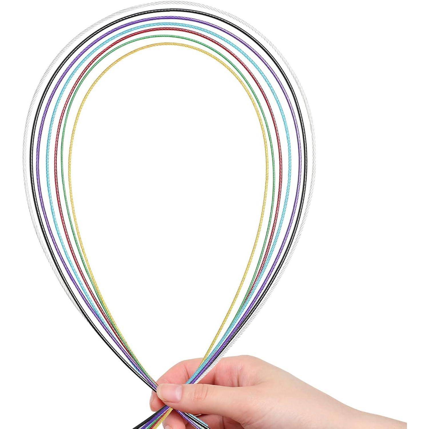 Eine Hand hält ein Bündel farbenfroher Kabel- oder Drahtschleifen, die in eine Tropfenform gebogen sind, auf weißem Hintergrund.