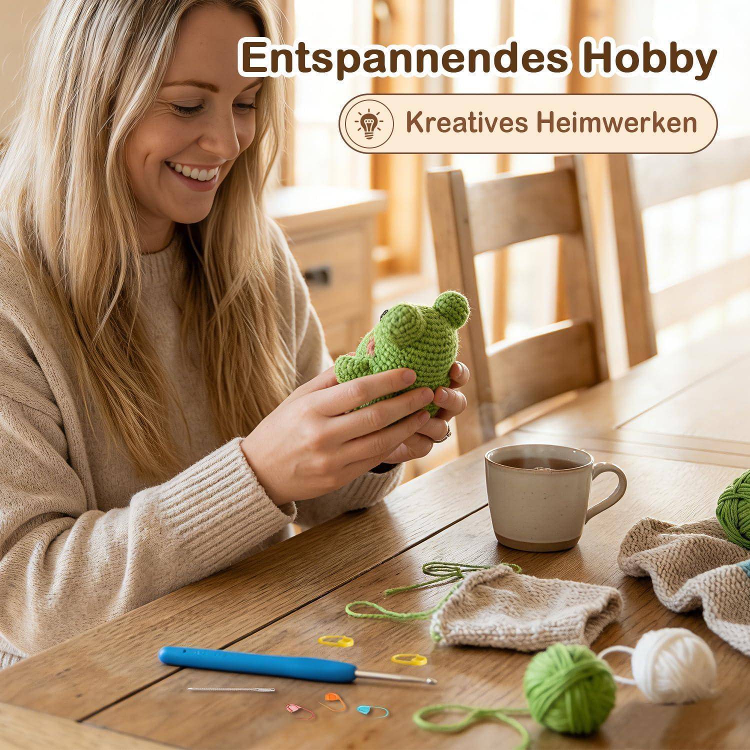 Lächelnde Frau häkelt eine kleine grüne Figur an einem Tisch mit Garn und einer Kaffeetasse; der Text lautet „Entspannendes Hobby
