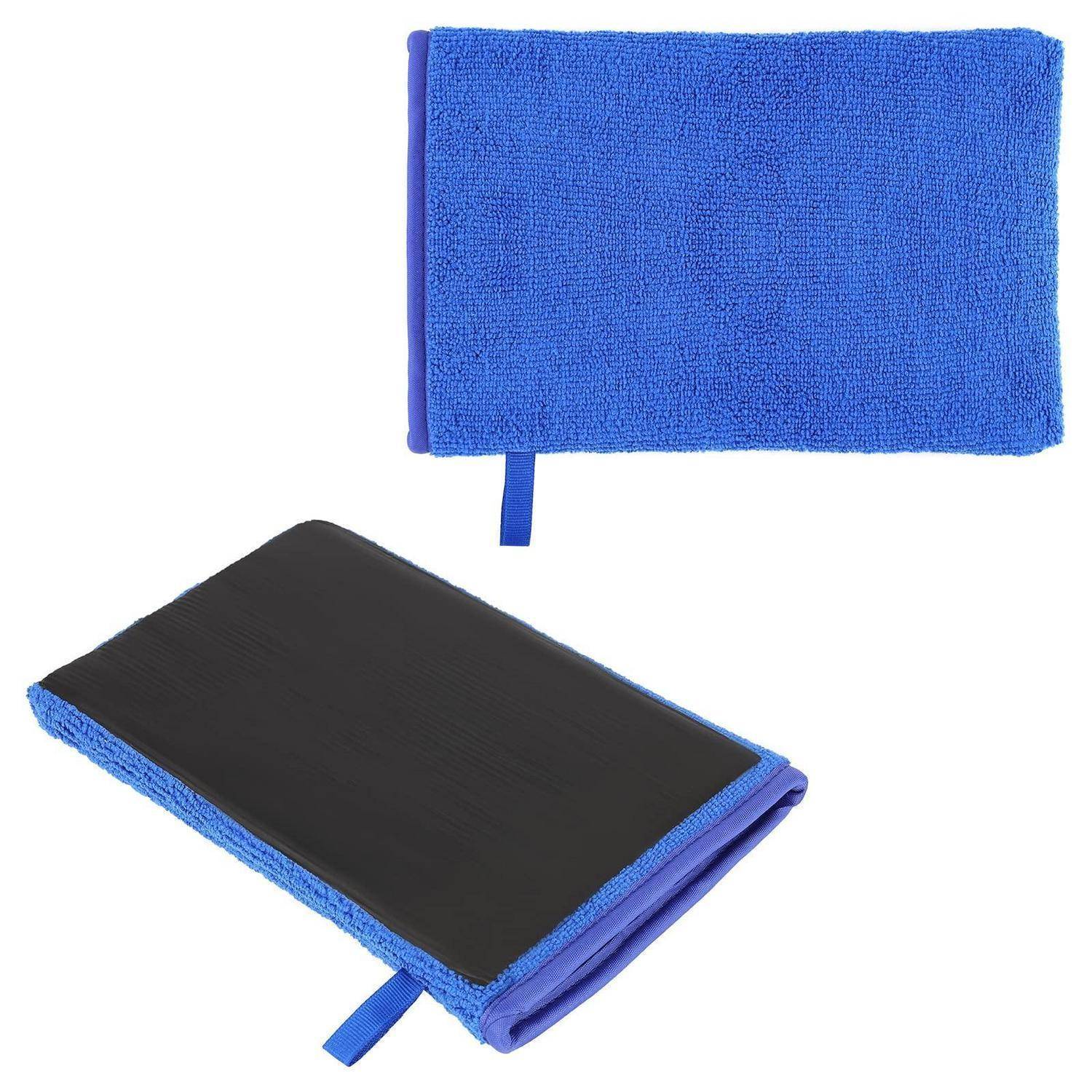 Zwei gefaltete rechteckige Mikrofasertücher oder Pads, auf einer Seite blau und auf der anderen Seite schwarz, gezeigt von oben und aus schrägem Blickwinkel.