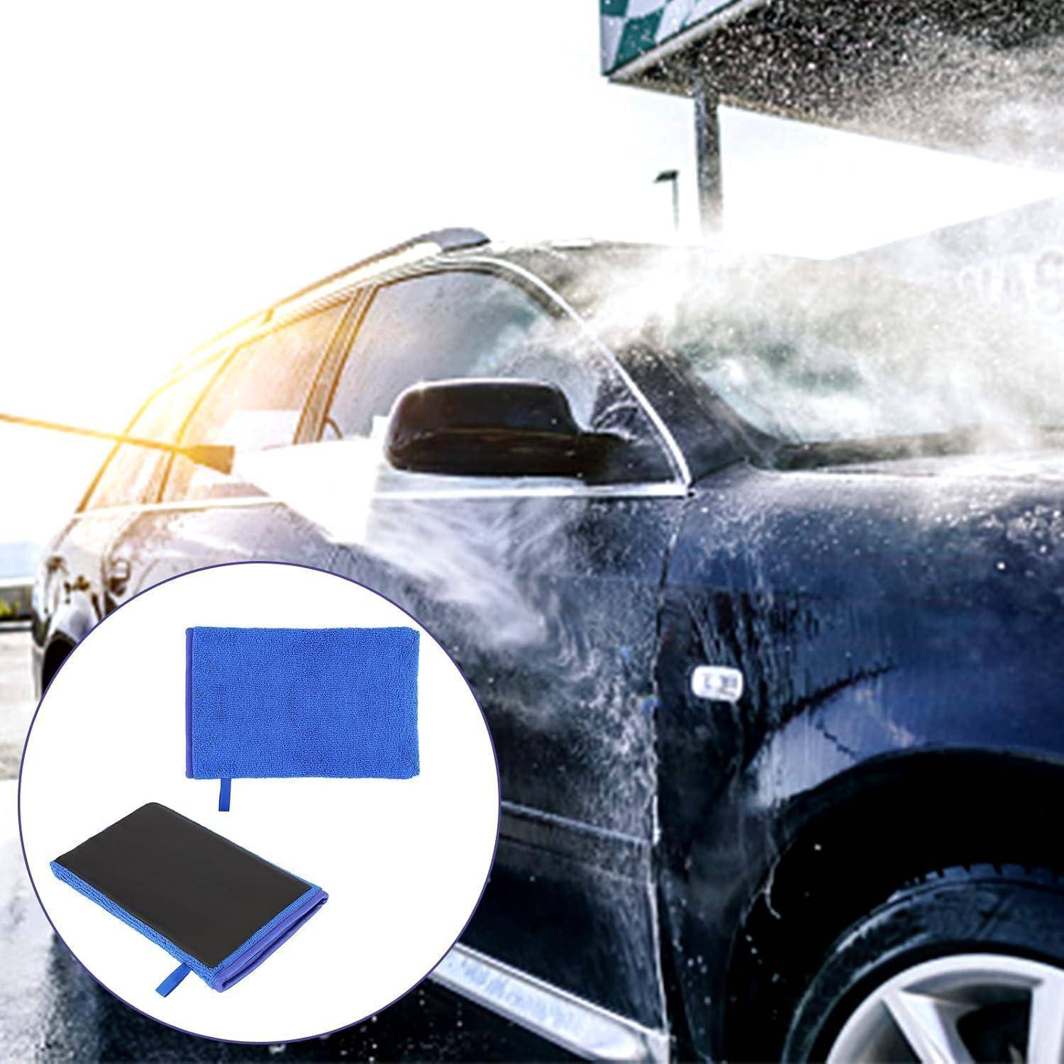 Auto wird in einer Autowaschanlage mit Hochdruck gewaschen, mit einer Vergrößerung, die einen blau-schwarzen Mikrofaser-Schwamm oder ein Reinigungspad zeigt.