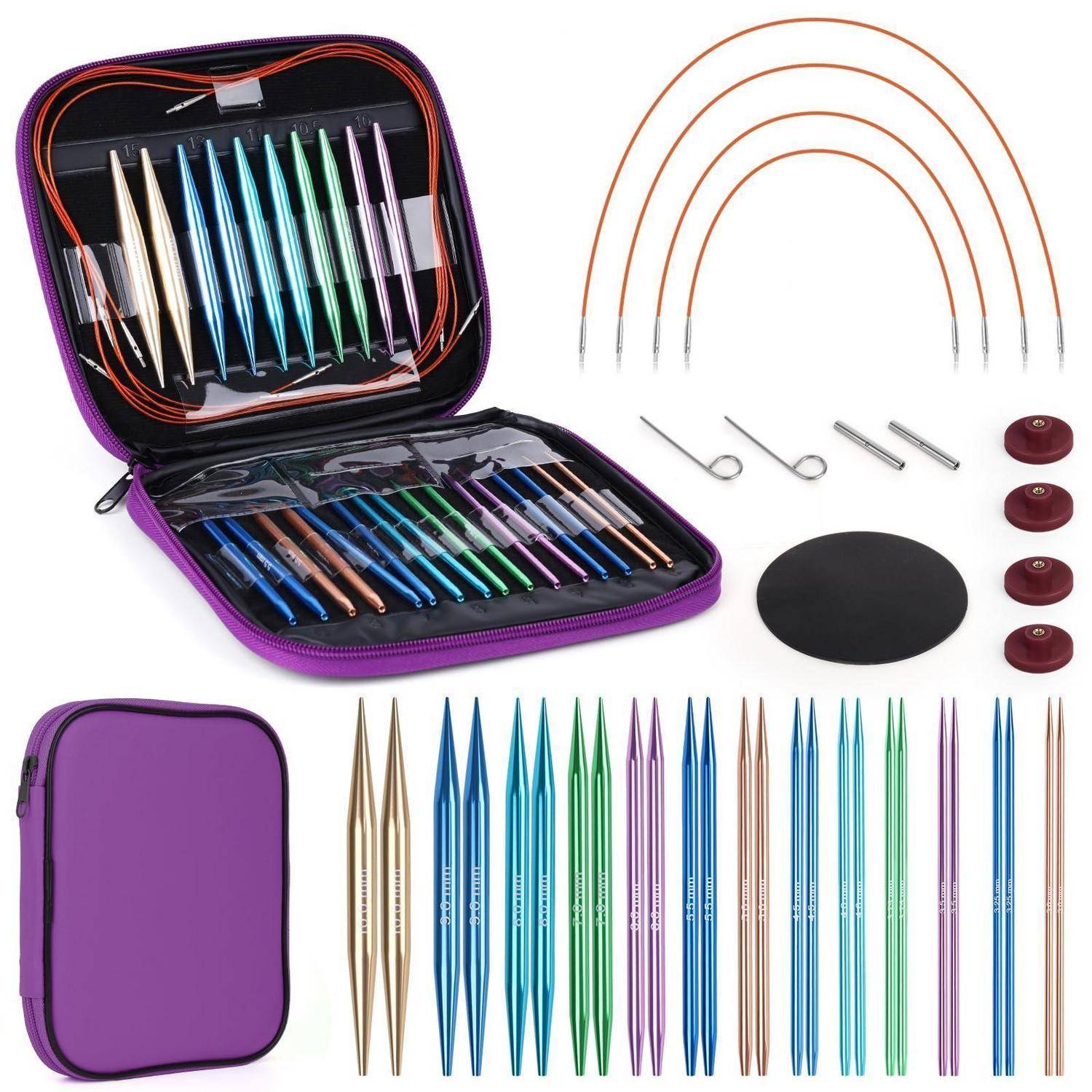 Violettes Reißverschluss-Etui mit austauschbaren Stricknadel-Spitzen, Verbindungskabeln, Verbindern, Stoppern und Zubehör auf weißem Hintergrund.