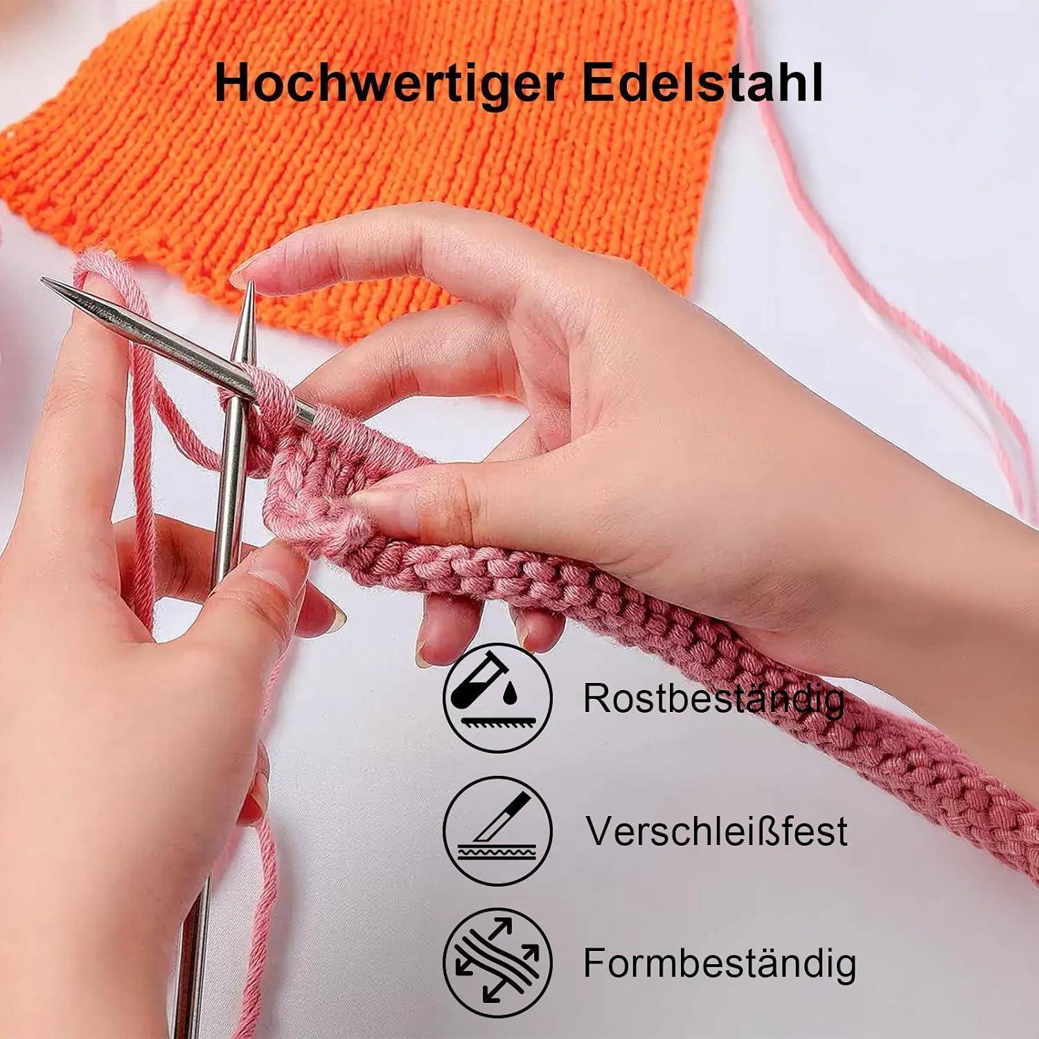 Hände stricken rosa Garn mit Edelstahlnadeln; deutscher Text hebt hochwertige Stahl, Rostbeständigkeit, Verschleißfestigkeit und Formbeständigkeit hervor.