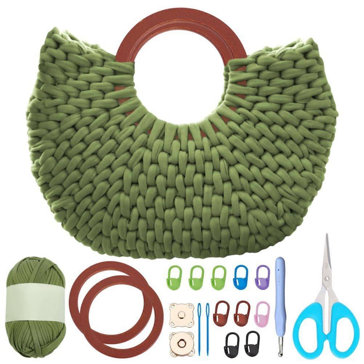 Grüne Stricktasche mit braunen runden Griffen, gezeigt mit passender Wolle, zusätzlichen Griffen, Maschenmarkierern, Nadeln, Häkelnadel und Schere zum Herstellen.