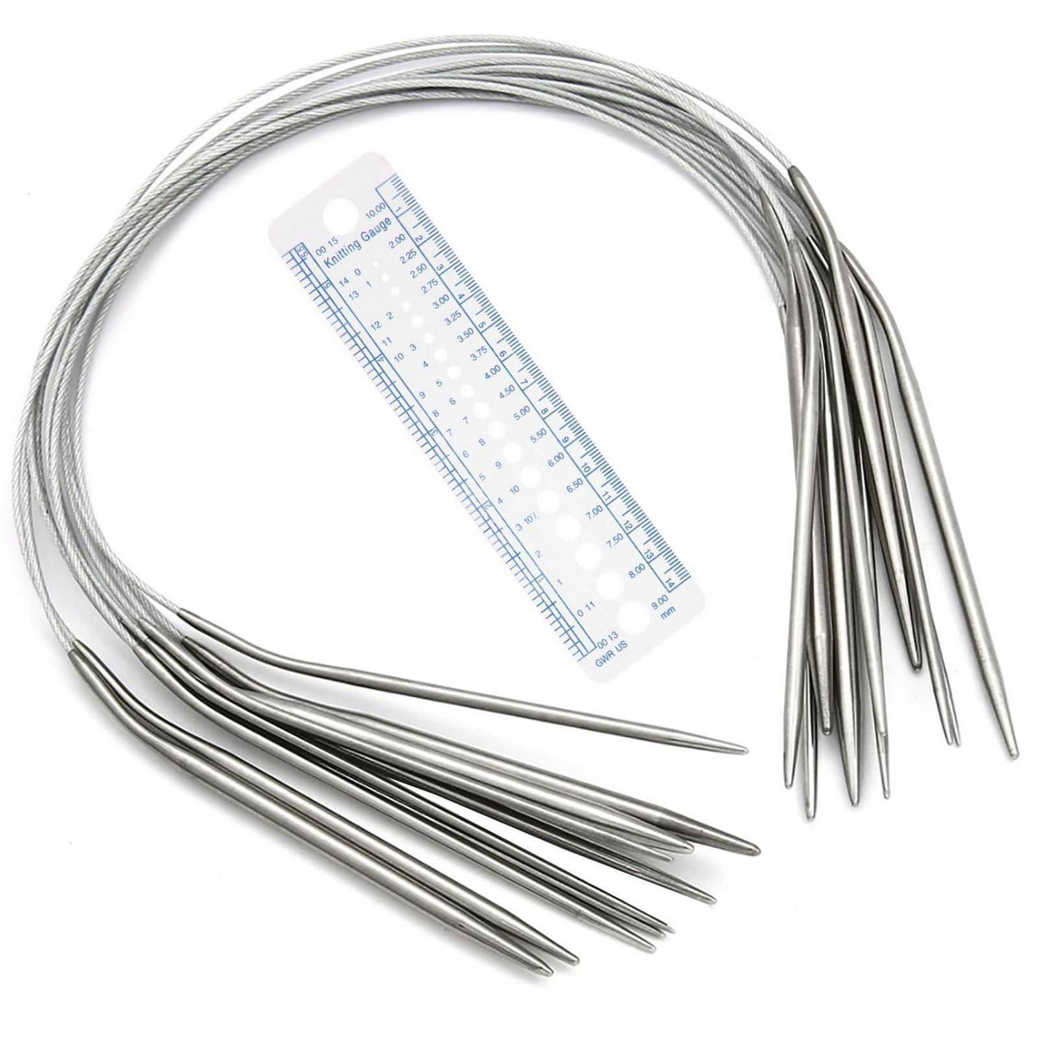 Kreisförmiger Satz von silbernen Metallstricknadeln mit spitzen Spitzen, angeordnet mit einer Messlehren-Linealkarte auf weißem Hintergrund.