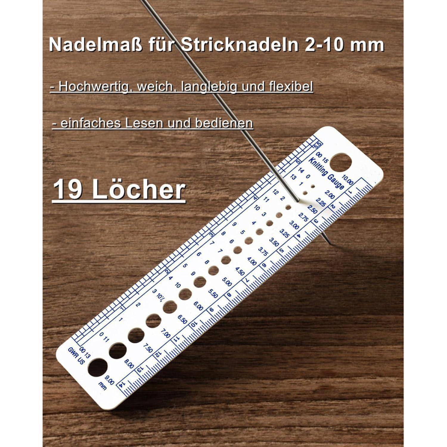 Stahlmaßstab für Stricknadeln auf Holz, beschriftet mit 'Nadelmaß für Stricknadeln 2-10 mm' und '19 Löcher', mit Lochgrößen und Messskalen.