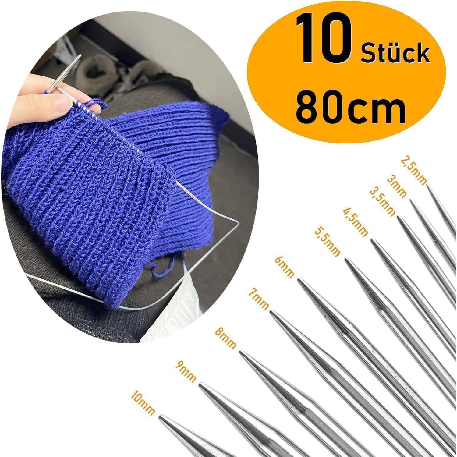 Stricknadelset-Anzeige mit blauem gestricktem Stoff in Arbeit und 10 Metallrundnadeln, 80 cm, Größen 2,5 mm bis 10 mm.