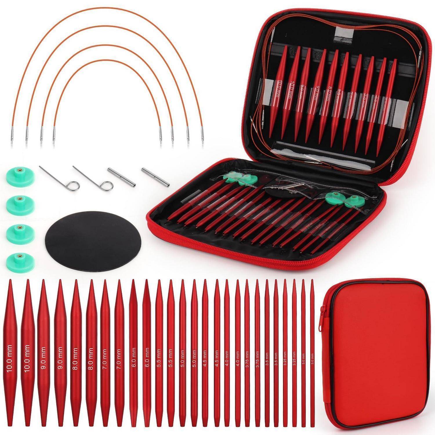 Rotes Stricknadel-Set in einem verschlossenen Trageetui, gezeigt mit mehreren Nadelgrößen, Kabeln, Verbindern, Verschlusskappe und einer Aufbewahrungstasche.