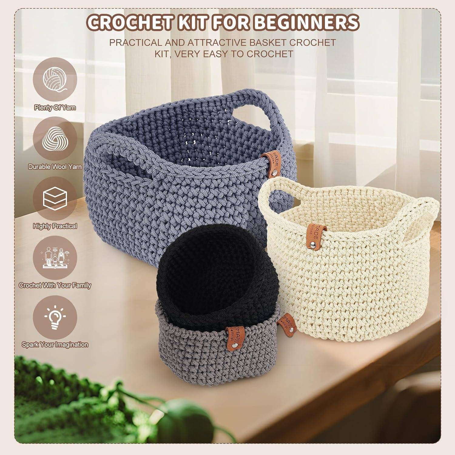 Häkelset für Anfänger mit drei handgefertigten Häkelkörben in Blau, Creme und Grau, mit Funktionssymbolen auf der linken Seite.