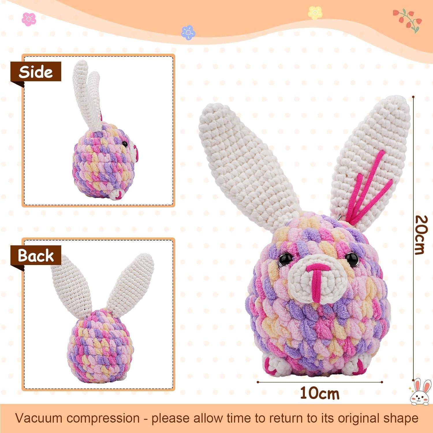Plüsch-Hasenpuppe in Vorder-, Seiten- und Rückansicht dargestellt, mit Größenangaben 20 cm hoch und 10 cm breit; Hinweis besagt, dass Vakuumkompression Zeit benötigen kann, um die Form wiederherzustellen.