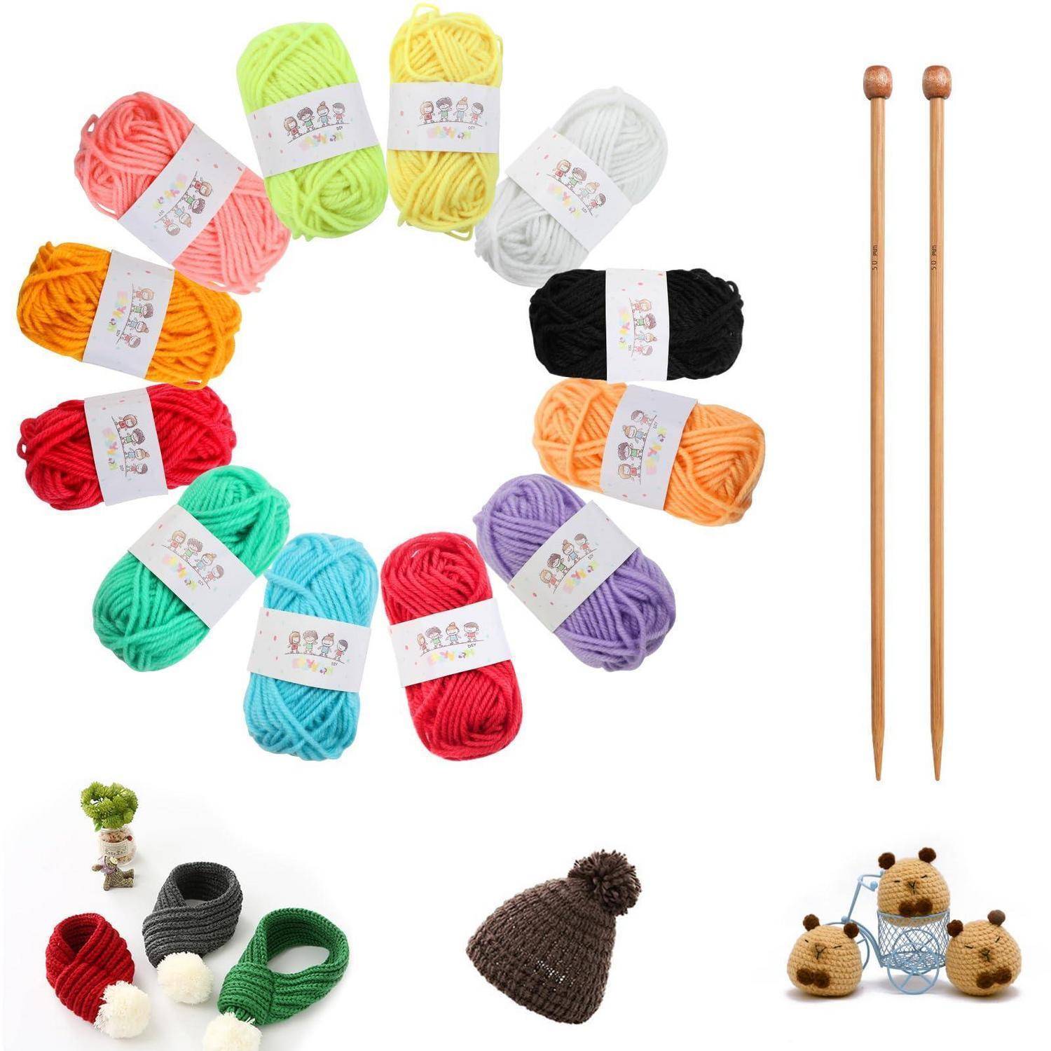 Farbenfrohe Wollknäuel in einem Kreis angeordnet neben zwei hölzernen Stricknadeln, mit Mustergestrickten Mützen und kleinen Handwerkszubehörteilen darunter.