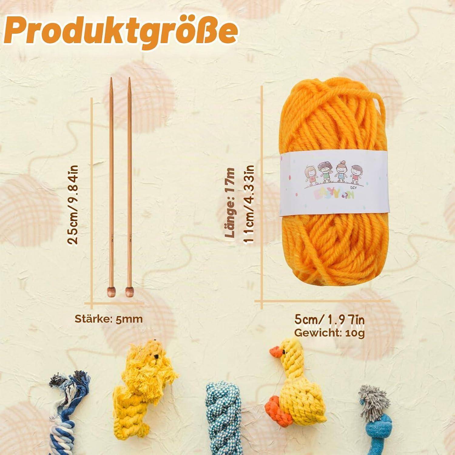 Produktgrößenleitfaden zeigt zwei 25 cm lange 5 mm Nadeln, ein 11 cm oranges Wollknäuel mit einem Gewicht von 10 g und kleine fertiggestellte Wollpuppchen mit Skalierungsetiketten.