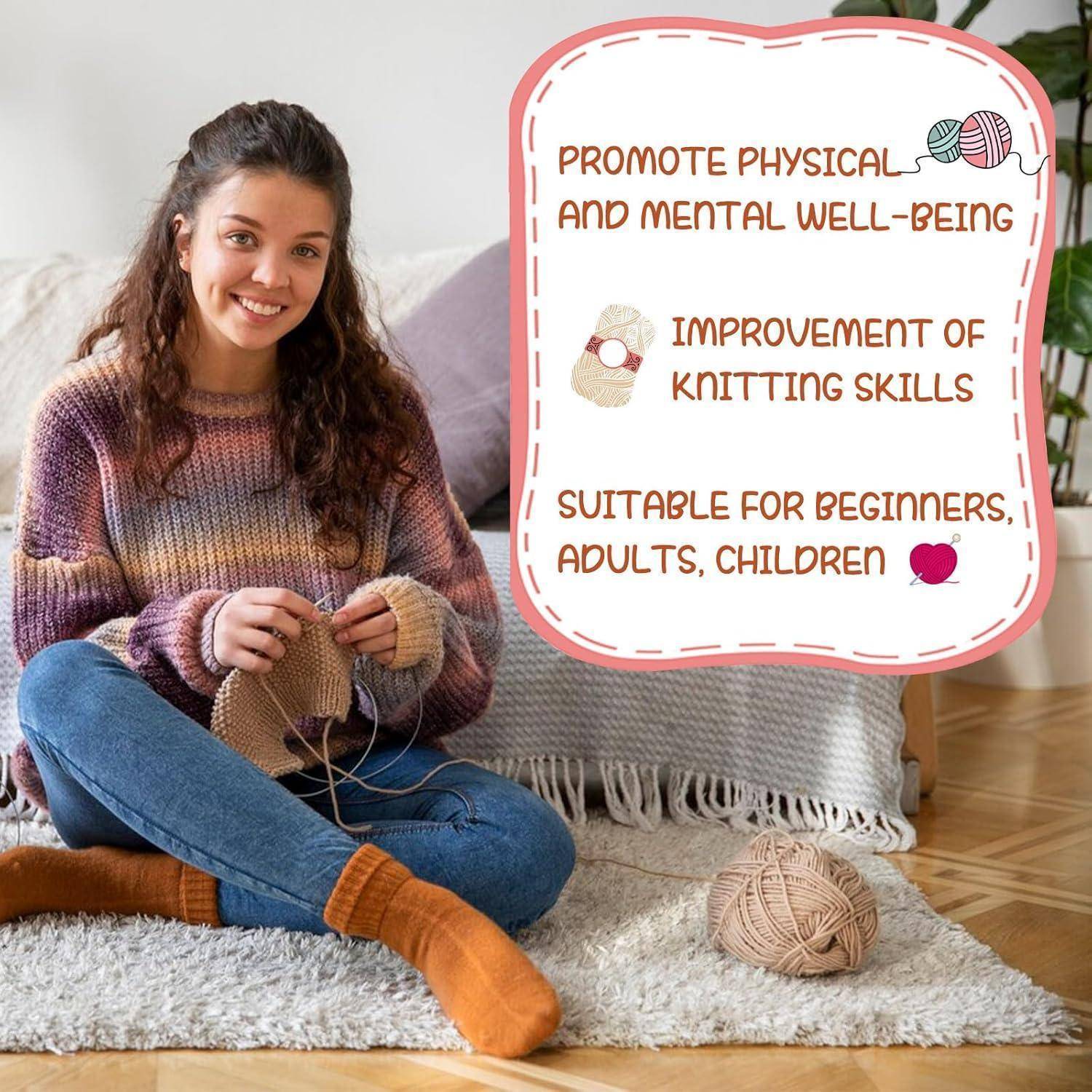 Frau sitzt im Schneidersitz und strickt auf einem Wohnzimmerteppich neben einem Text, der das Stricken für körperliches und geistiges Wohlbefinden, Verbesserung der Fähigkeiten und Eignung für Anfänger, Erwachsene und Kinder bewirbt.