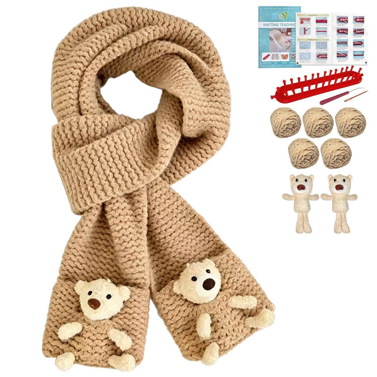 Beigefarbener gestrickter Winterschal mit Teddybärenden, gezeigt mit kleinen Bastelkit-Artikeln und fertigen Teddybärfiguren auf weißem Hintergrund.