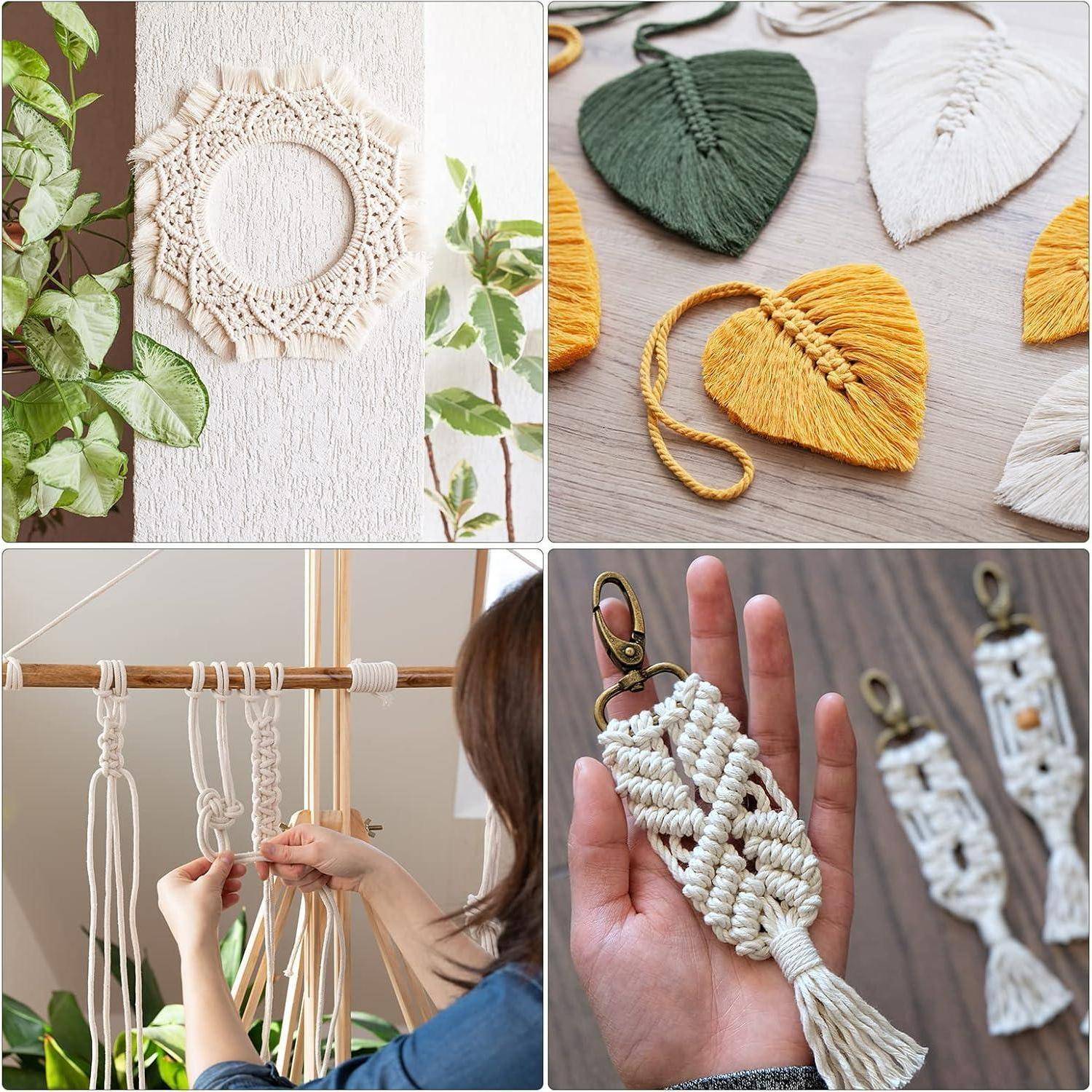 Collage aus Makramé-Handwerk: ein hängender Wandschmuck, blattförmige Untersetzer, eine Person beim Knüpfen eines Pflanzenhangers und einen fertiggestellten Schlüsselanhänger in der Hand.