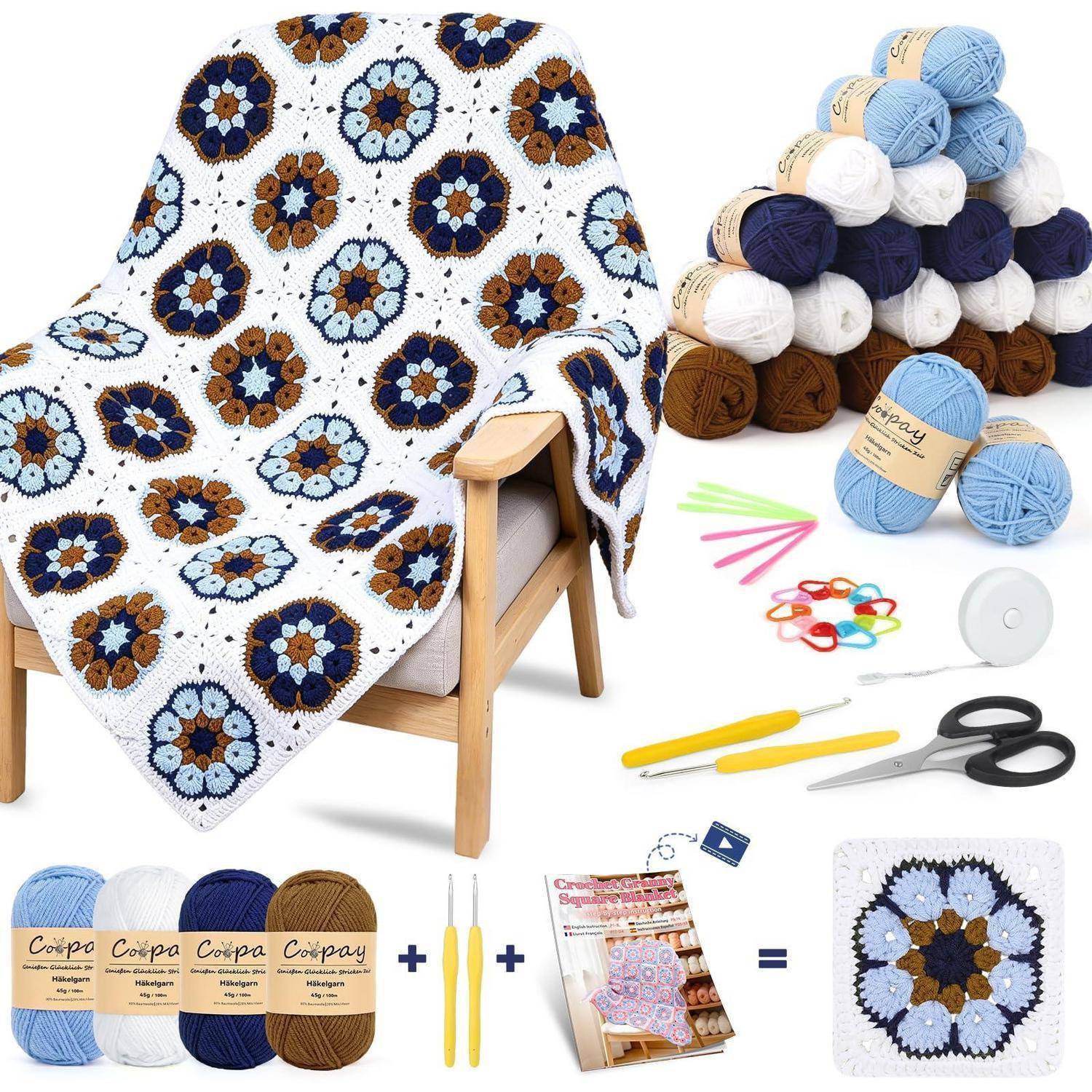 Gehäkelte Oma-Quadrat-Decke auf einem Stuhl, mit Wollknäueln, Häkelnadeln, Schere, Maschenmarkierern und einer Musterzeitschrift, die die Materialien und das resultierende Quadratmotiv zeigt.