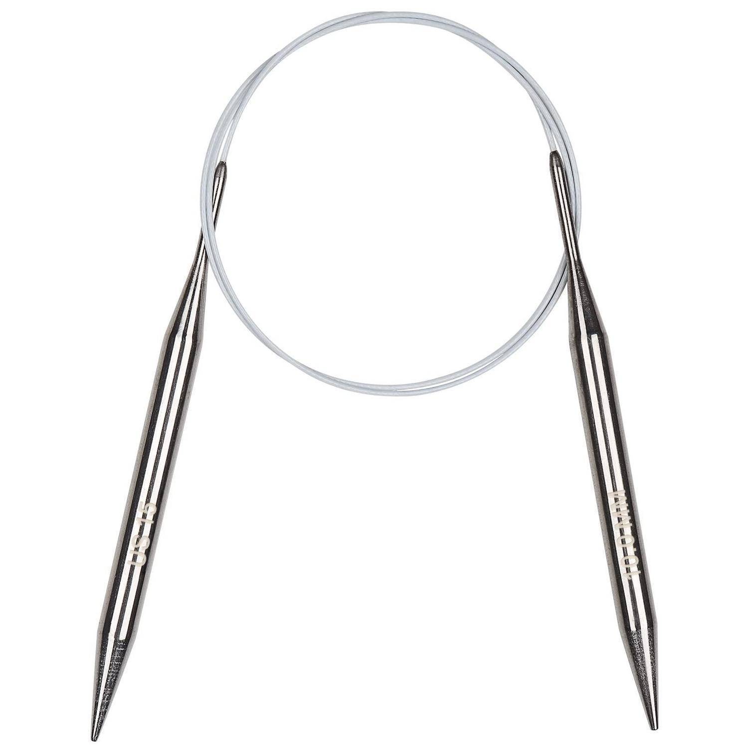 Paar Metallzirkel mit scharfen spitzen Beinen, offen und zentriert auf weißem Hintergrund.