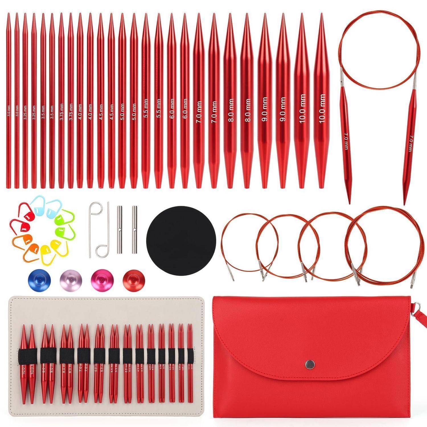 Rote Stricknadel-Set mit mehreren Nadelgrößen und Kabeln, plus Zubehör und rote Tragetasche.