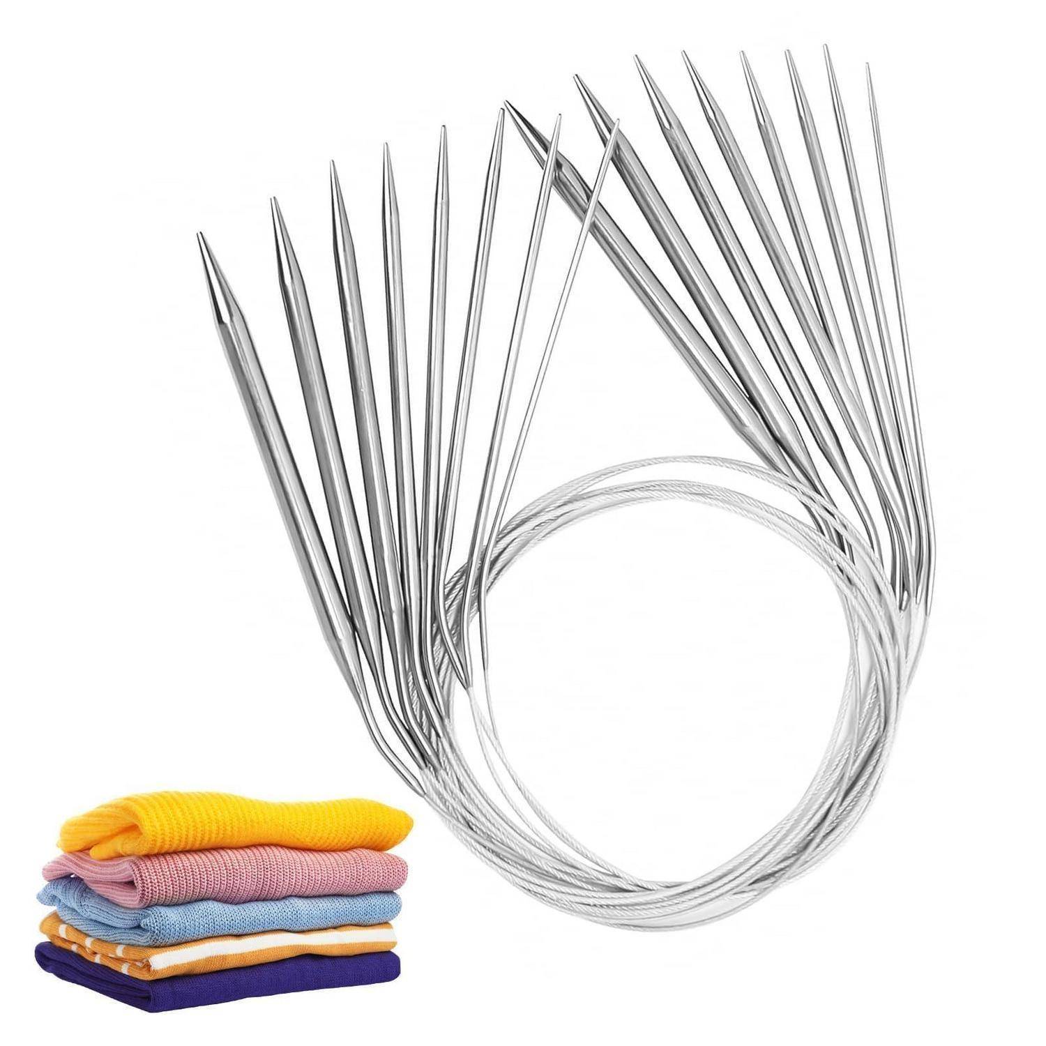 Satz von Metallstricknadeln mit einem spiralförmigen Kabel und vier gefalteten Strickstoffmustern in verschiedenen Farben.
