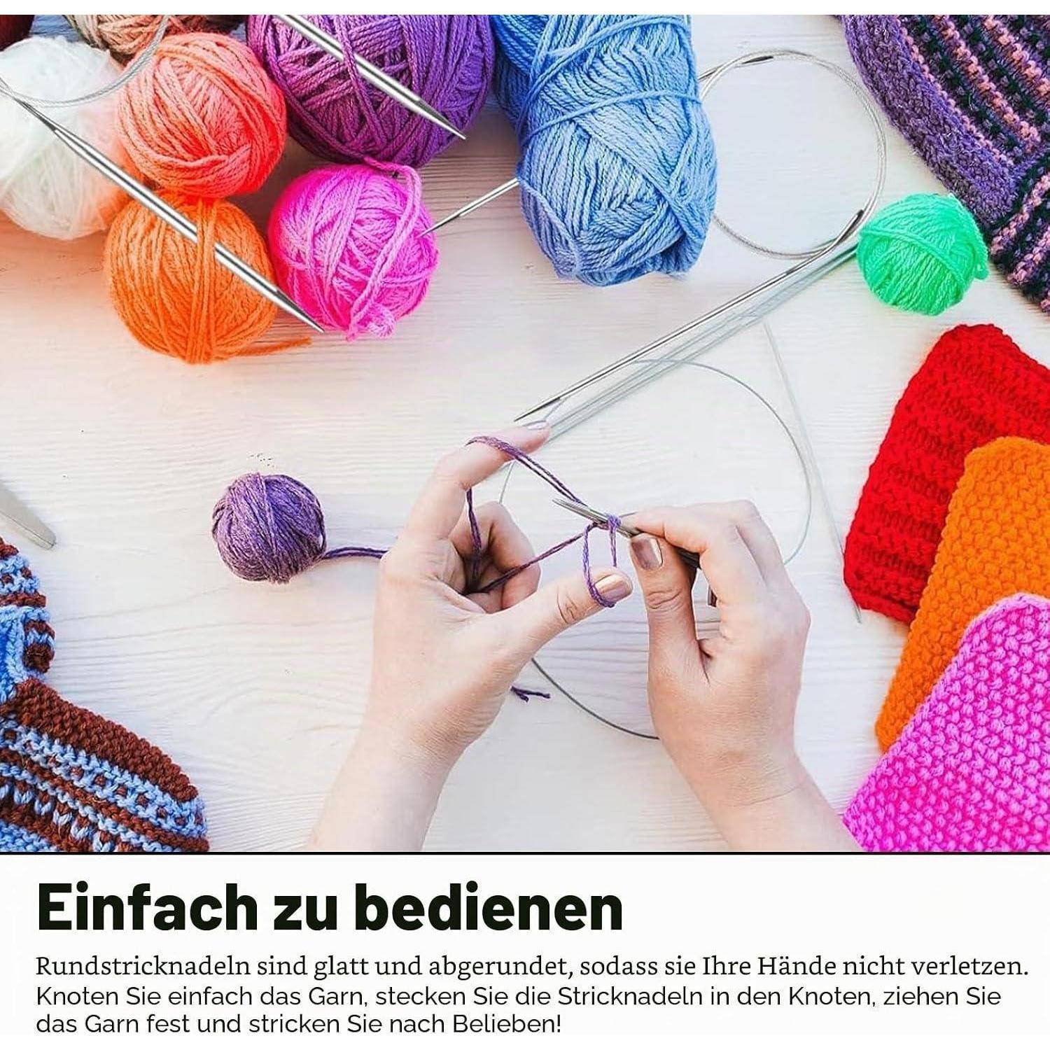 # Hände stricken mit Rundstricknadeln und bunten Wollknäueln; Deutscher Text sagt „Einfach zu bedienen