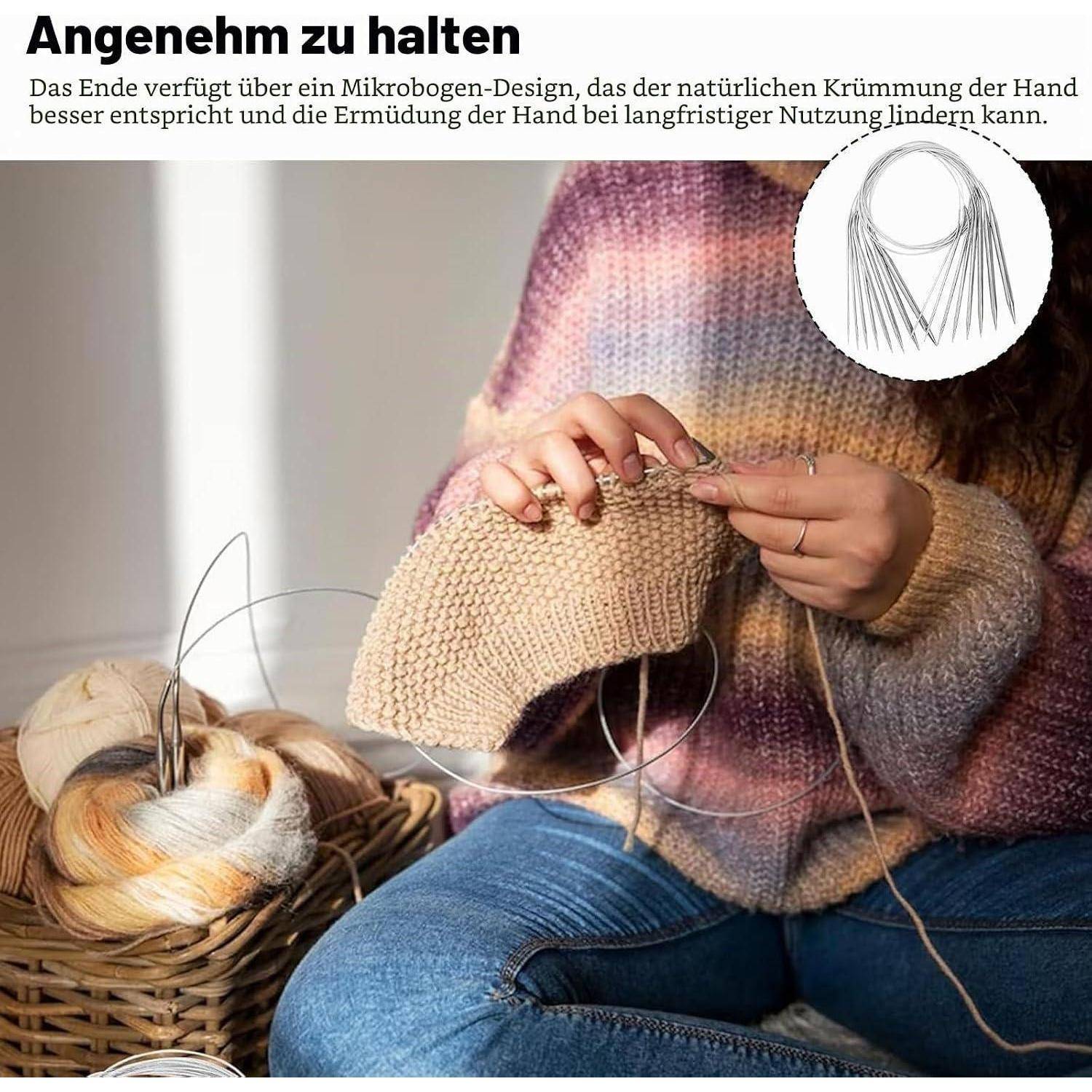 Frau strickt mit einem abgerundeten, ergonomischen Stoffstück; die eingefügte Grafik zeigt ein benutzerfreundliches Nadeldesign. Der deutsche Text sagt 