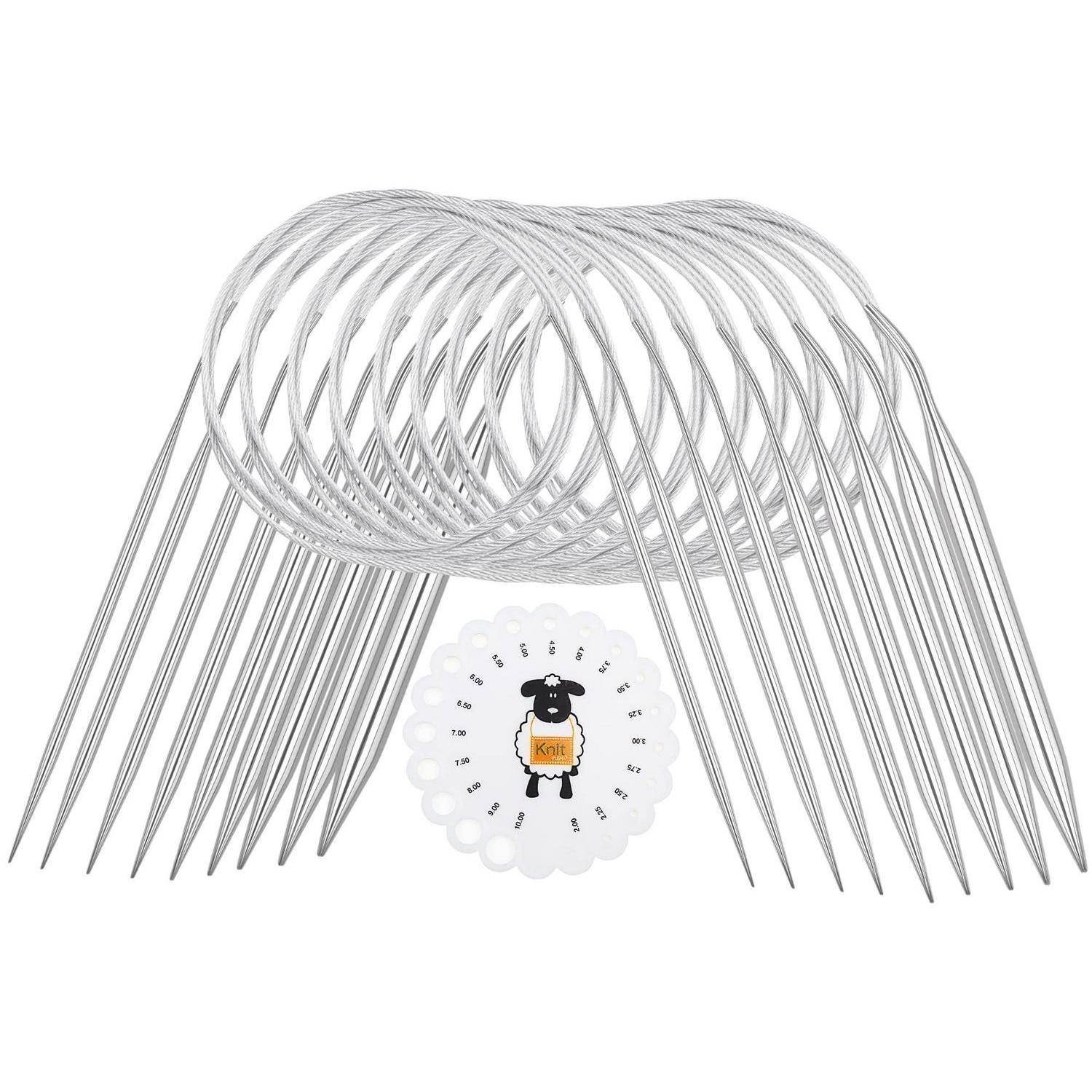 Set aus Metallstricknadeln in Rundgrößen mit einem kleinen schafsförmigen Maßstab-/Markierungswerkzeug.