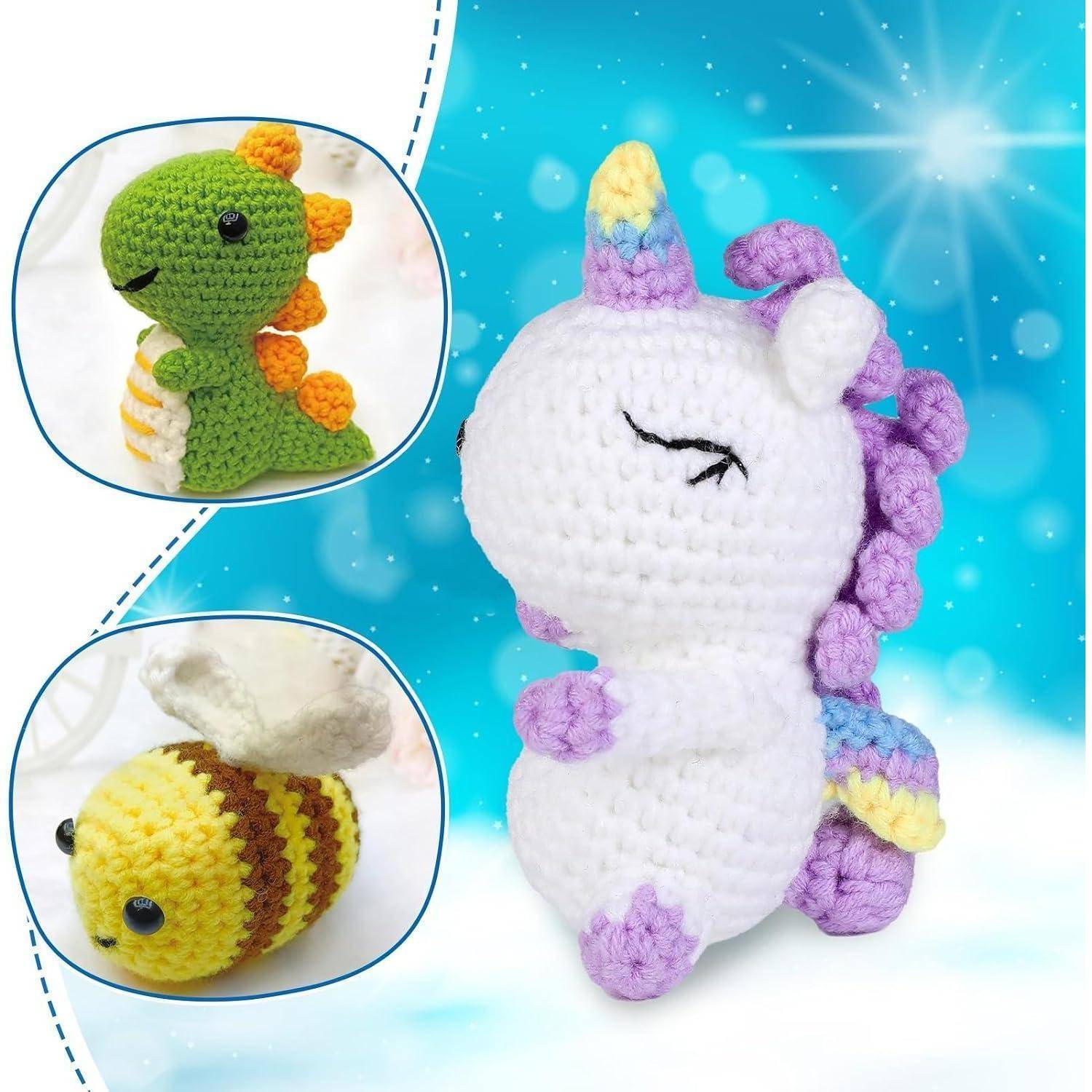 Häkeleinhorn-Spielzeugmuster-Vorschau mit einem weiß-lila kuscheligem Einhorn mit Regenbogenhornund -schwanz sowie zwei kleineren Tierbeispielen.