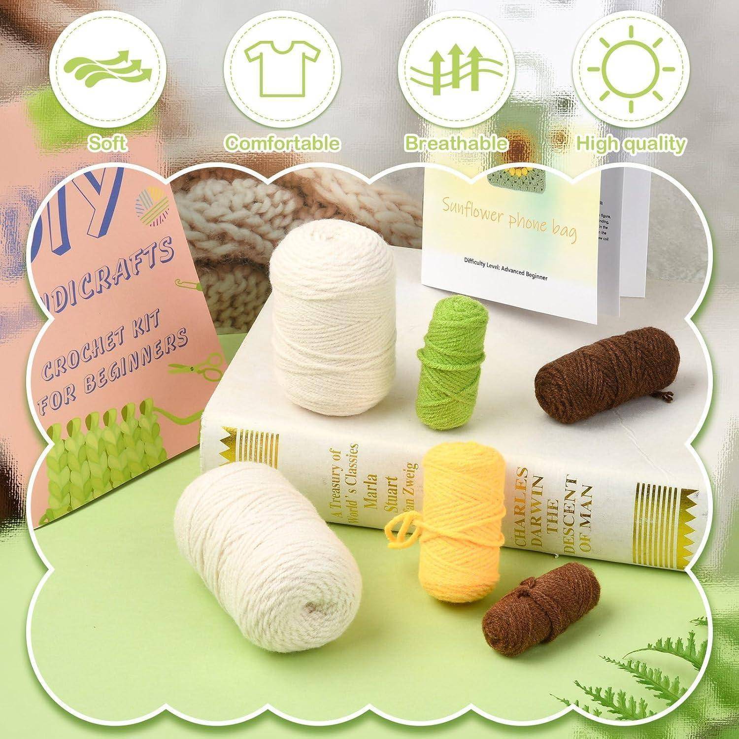 Werbebild eines Häkelset mit Garn und Musterbooklet, mit mehreren Garnknäueln in Weiß, Grün, Gelb und Braun, gekennzeichnet als weich, komfortabel, atmungsaktiv und hochwertig.