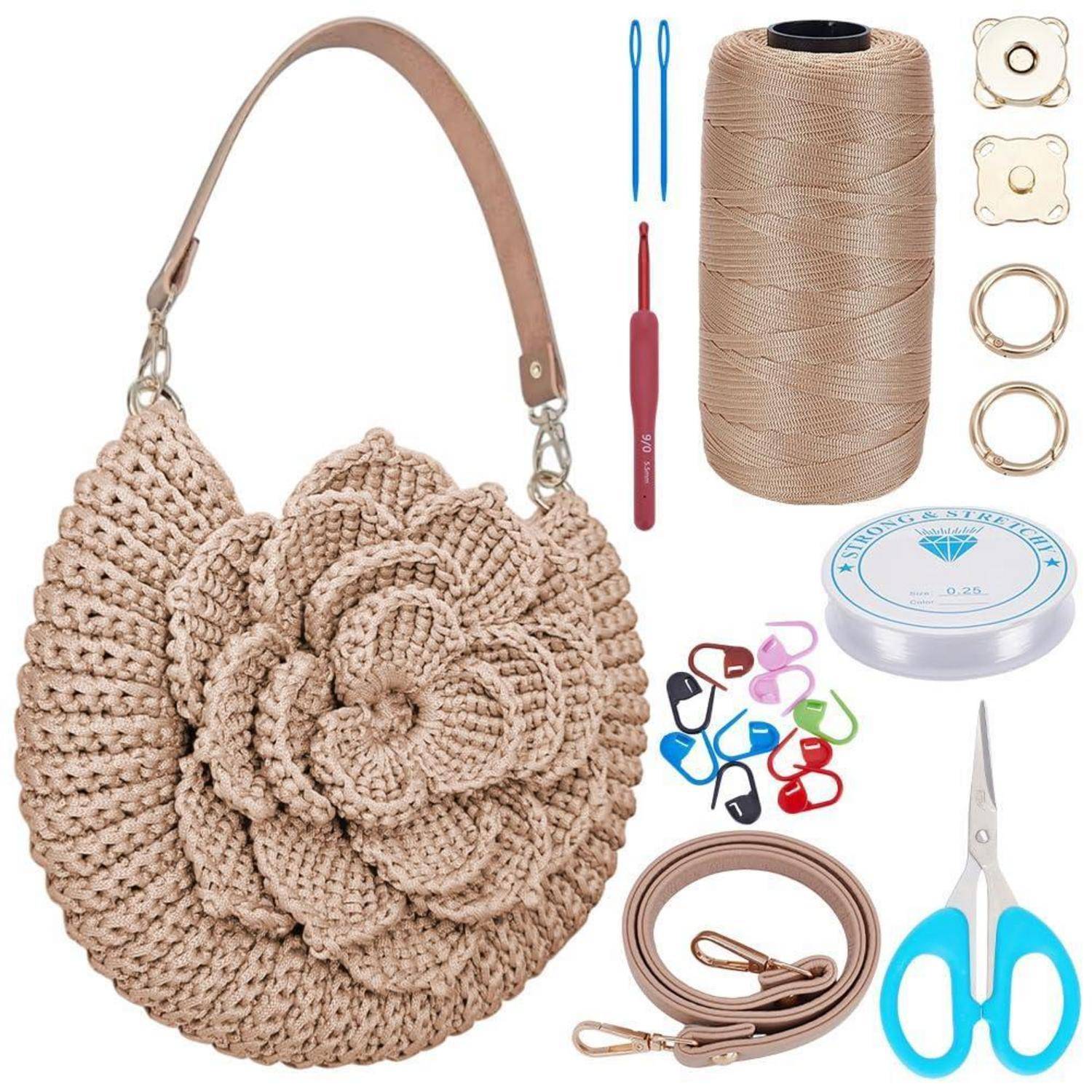 Gehäkelte beige Blumenhandtasche mit Ledergurt, gezeigt mit passenden Handwerkzeugen und Zubehör einschließlich Garn, Haken, Ringe, Nadeln, Clips, Faden, Schere und einem abnehmbaren Gurt.