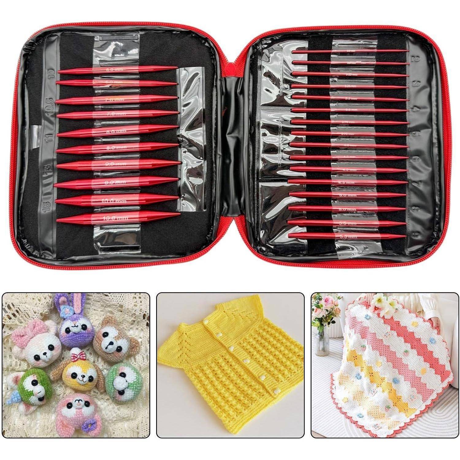 Offene rote Kiste mit 15 roten Stricknadeln; darunter befinden sich drei Häkelarbeiten: pastellfarbene Plüschtiere, ein gelber Pullover und eine gestreifte Babydecke.