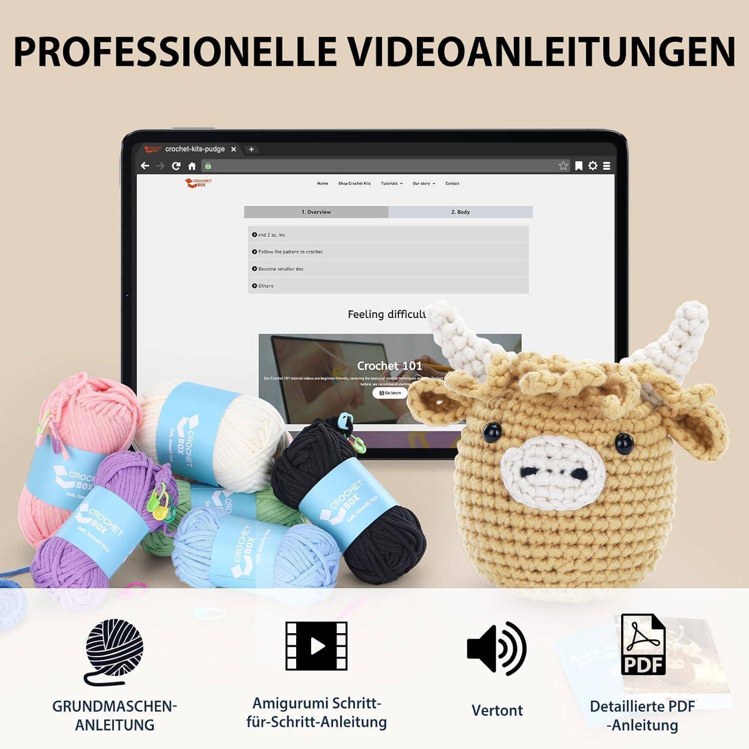 Bewerbungsgrafik für professionelle Video-Tutorials: Laptop mit Häkelkurs auf dem Bildschirm, Wollknäuel und gehäkeltes Tier davor, plus Symbole für Grundmuster-Anleitung, Schritt-für-Schritt-Amigurumi-Anweisungen, Audioerzählung und detailliertes PDF.