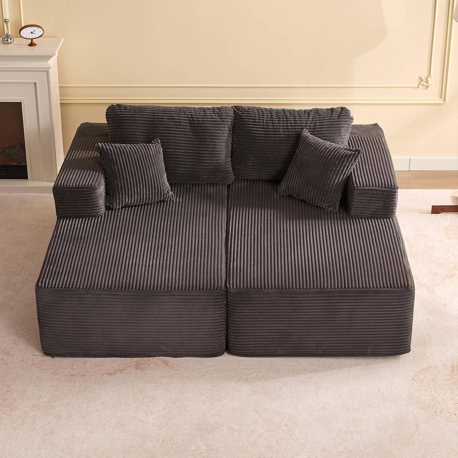 Dunkelgraues geripptes Zweisitzer-Sofa mit vier passenden Dekokissen im Wohnzimmer.