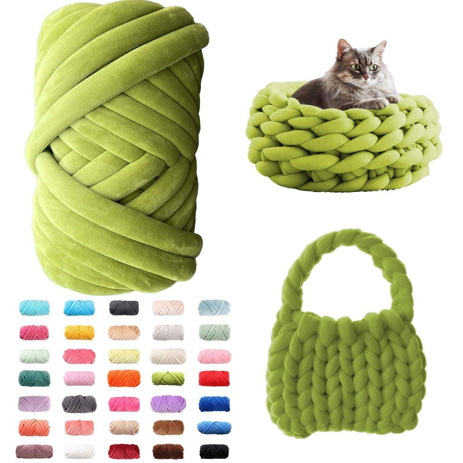 Collage aus klobigen gestrickten Haustierprodukten in Limettengrün: ein zylindrisches Bett, eine Katze in einem runden Bett, ein Korb im Tote-Stil und Farbmuster.