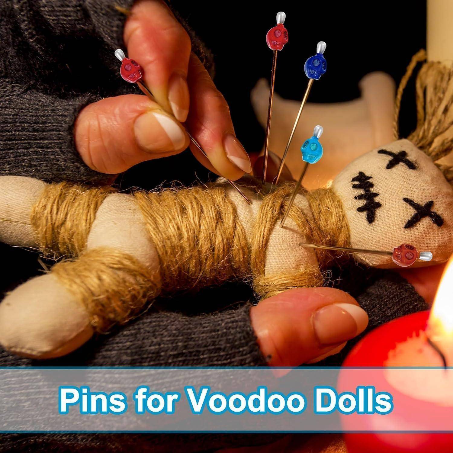 Person, die Nadeln in eine Voodoo-Puppe steckt, mit dem Text „Nadeln für Voodoo-Puppen