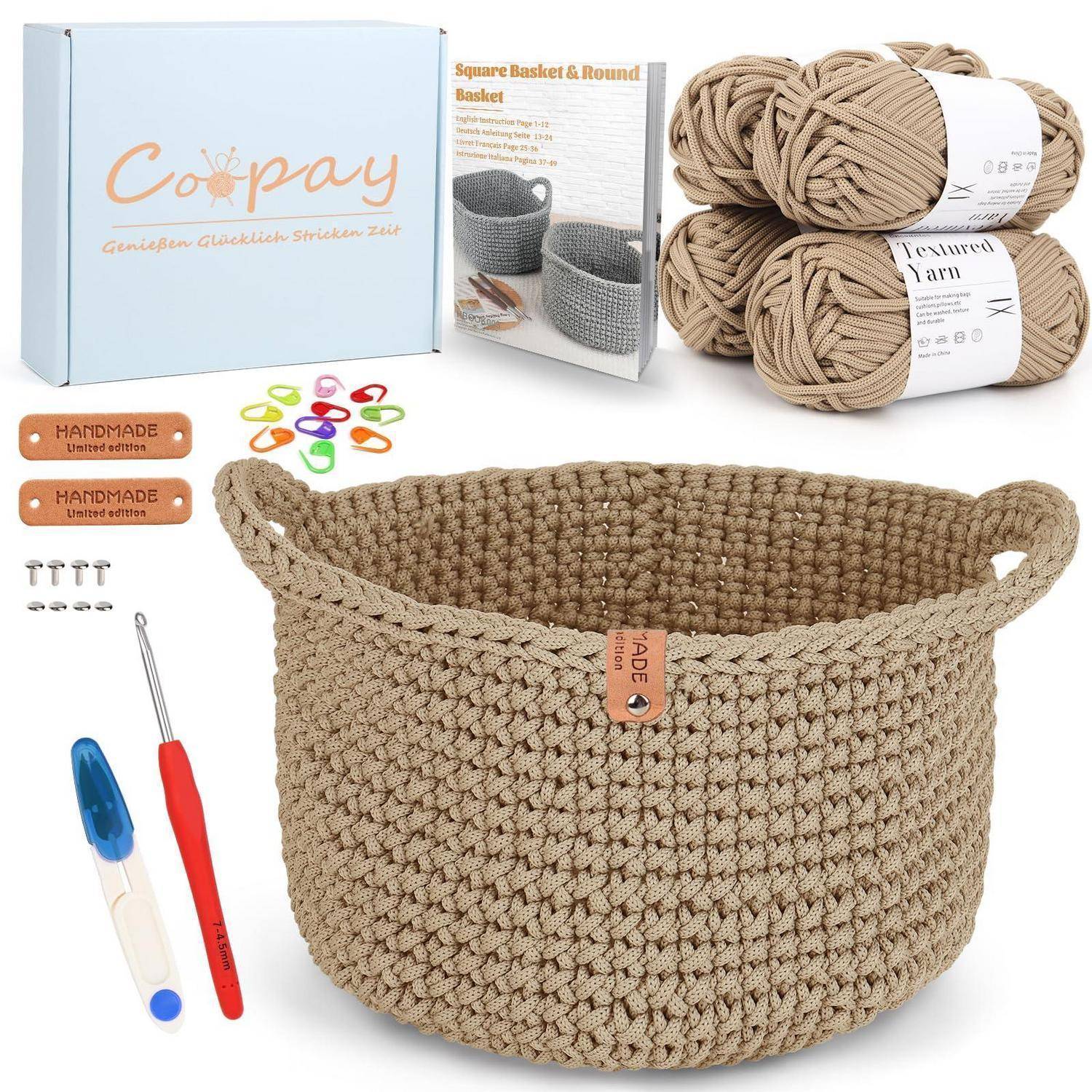 Gehäkeltes Körbchen-Set mit Garn, Häkelhaken, Markierern, Etiketten und Anleitung, gezeigt mit einem fertiggestellten beigen Körbchen und Materialien zum Herstellen.