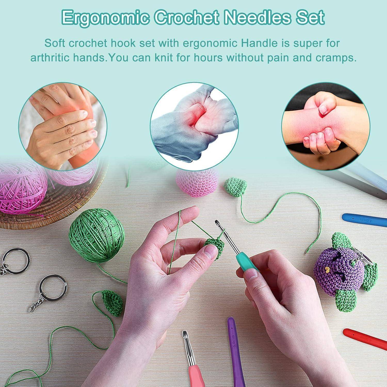 Werbeabbildung für ergonomische Häkelnadel-Set, das Hände zeigt, die mit einem komfortablen Haken häkeln, und Text über die Verringerung von Schmerzen und Krämpfen bei arthritischen Händen.