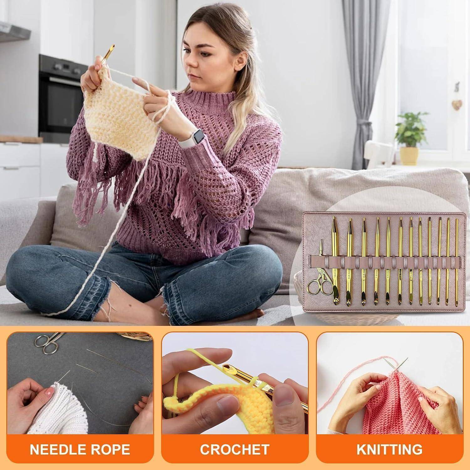 Frau, die auf einem Sofa mit Garn und Häkelnadel häkelt; die Einblendung zeigt Strickwerkzeuge und drei gekennzeichnete Techniken: 'NADELKORDEL', 'HÄKELN', 'STRICKEN'.