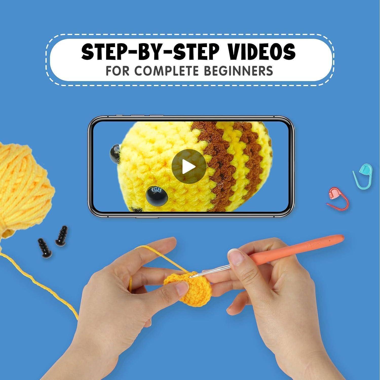 Häkel-Tutorial-Angebot zeigt Hände beim Häkeln eines gelben Teils, ein Telefon mit einem fertig gestrickten bienenähnlichen Plüschtier und den Text „SCHRITT-FÜR-SCHRITT-VIDEOS FÜR ABSOLUTE ANFÄNGER