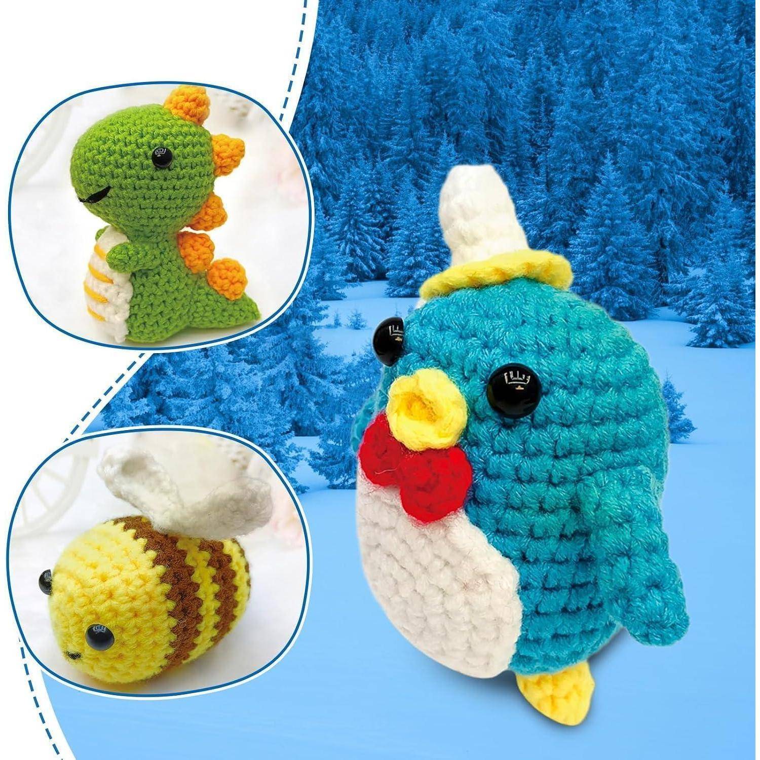 Gehäkelter Plüschvogel mit türkisblauem Körper, weißem Bauch, gelben Füßen und Hut sowie rot-gelben Blumen; die Einfügung zeigt einen grünen Dinosaurier und eine gestreifte bienenähnliche Version.