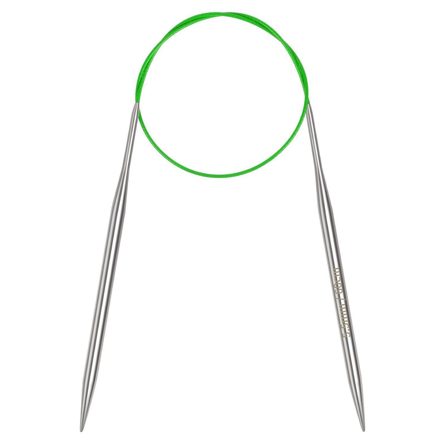 Metallstricknadeln halten eine leuchtend grüne Schleife aus Garn auf weißem Hintergrund.