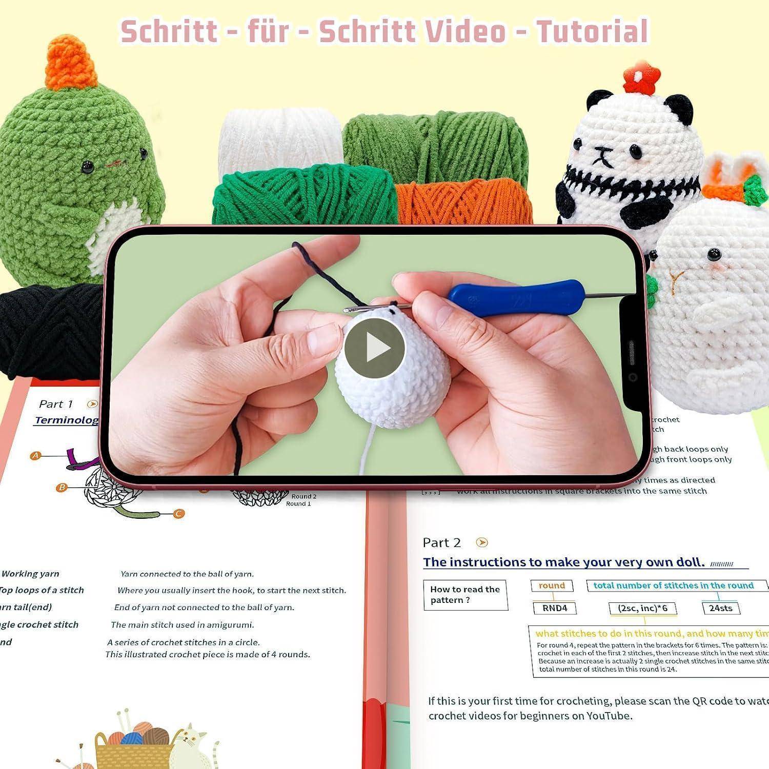 Crochet-Tutorial-Cover, das Hände zeigt, die auf einem Telefonbildschirm ein kleines weißes rundes Teil häkeln, umgeben von fertigen Tier-Amigurumi und Garn mit dem Titel „Schritt – für – Schritt Video – Tutorial