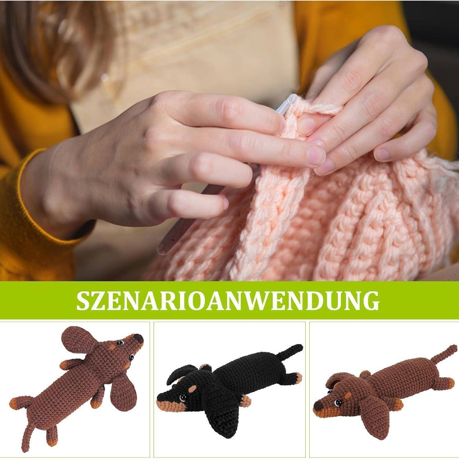 Hände häkeln ein rosa gestricktes Stück, mit einem grünen Banner mit der Aufschrift „SZENARIOANWENDUNG