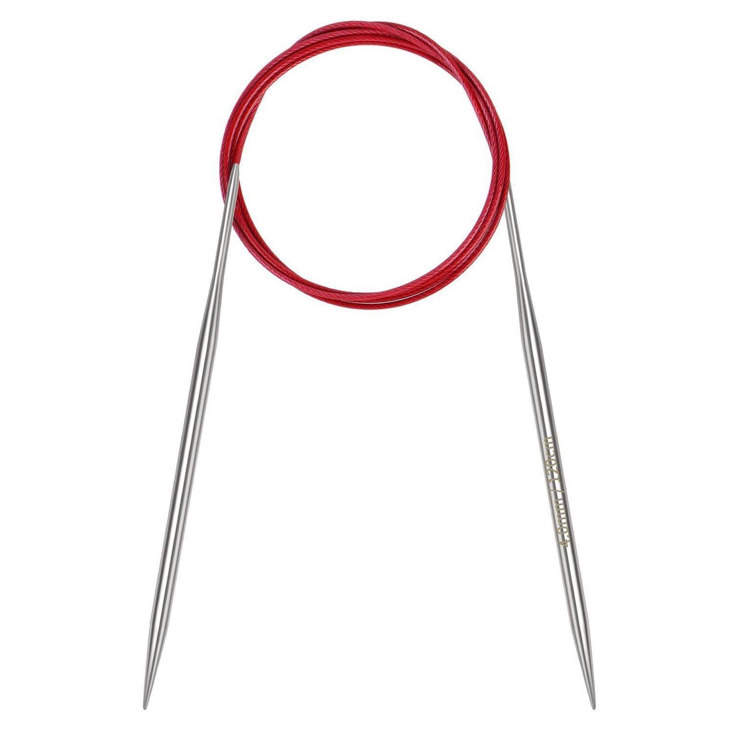 Rundstricknadel mit zwei spitzen Metallspitzen auf weißem Hintergrund.