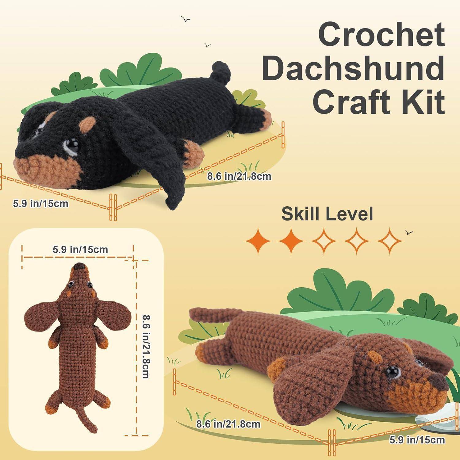 Häkelset für Dackelhandwerk mit Produktbild, das einen fertiggestellten schwarz-braunen Dackel-Plüsch zeigt, Größenmessungen 5,9 Zoll/15 cm x 8,6 Zoll/21,8 cm und eine 4-Sterne-Schwierigkeitsstufe.