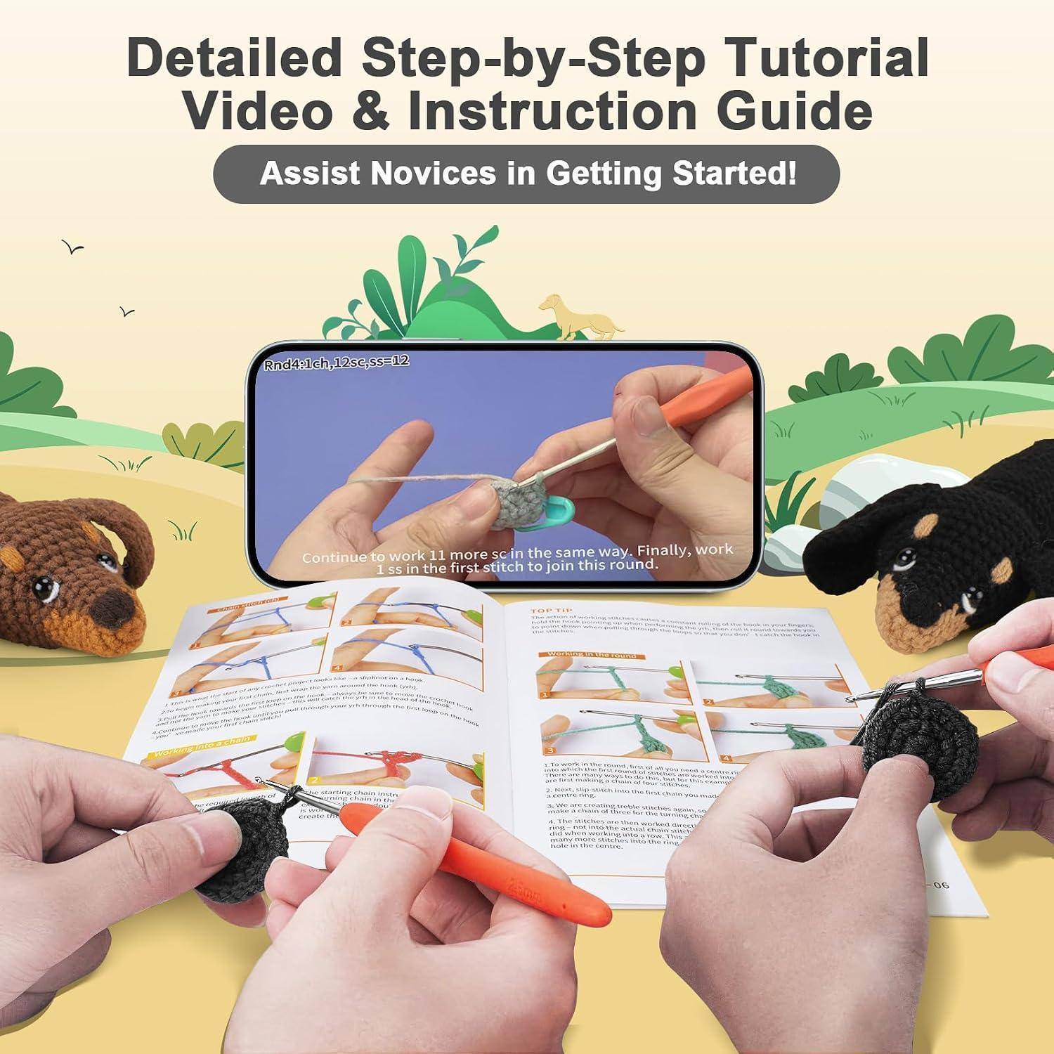 Tutorialbild mit Händen, die einen kleinen schwarz-braunen Hund häkeln, mit einem Video-Inset und einem aufgeschlagenen Anleitungsbuch unter dem Titel „Detailliertes Schritt-für-Schritt-Tutorialvideo & Anleitung".