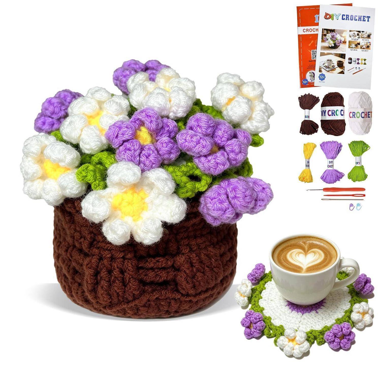Gehäkelter brauner Korb gefüllt mit lila, weißen und gelben Blumen; die Vergrößerung zeigt das Häkelset, Garn, Häkelnadeln und einen passenden Blumen-Untersetzer mit Kaffeetasse.