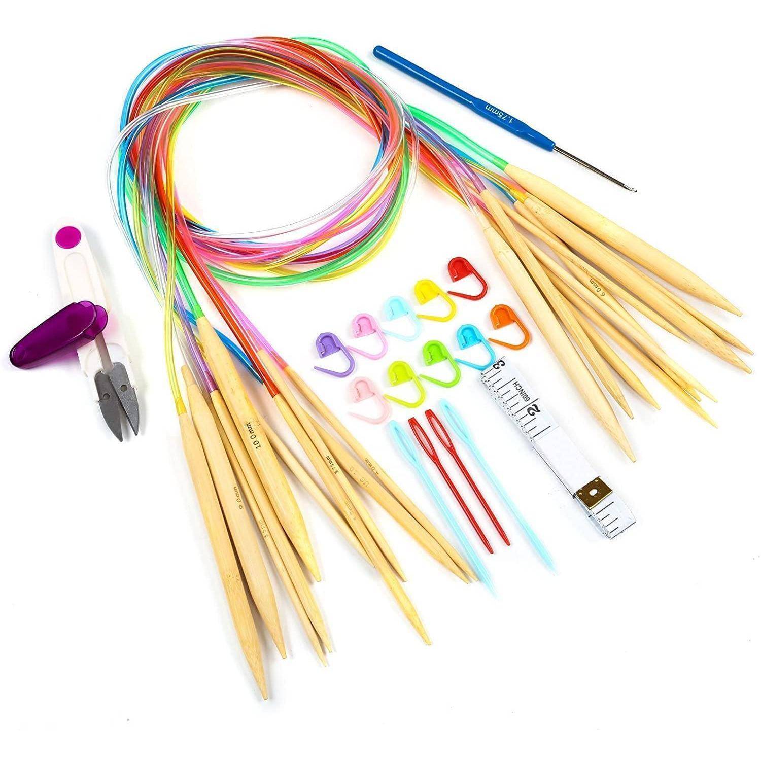 Stricknadel-Set mit Bambusnadeln, mehrfarbigen Rundstricknadeln, Maschenmarkierern, einem Lineal und einer kleinen Fadenschere auf weißem Hintergrund.
