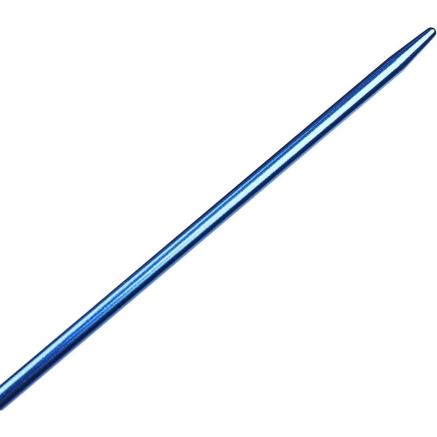 Nahaufnahme einer blauen Kunststoffstricknadel diagonal auf einem einfachen weißen Hintergrund.