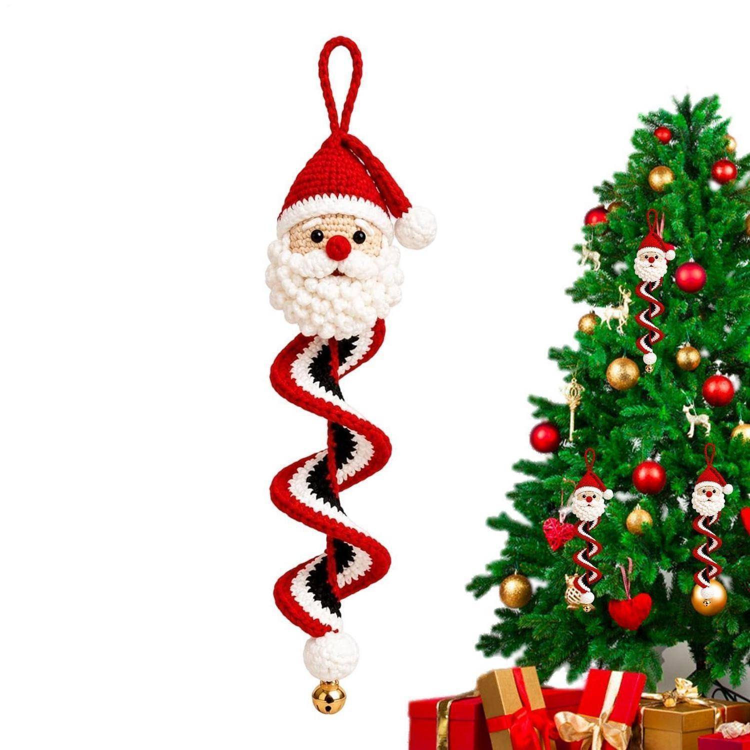 Der Weihnachtsmann Spiralweihnachtsbaumschmuck hängt neben einem geschmückten Weihnachtsbaum mit eingepackten Geschenken darunter.