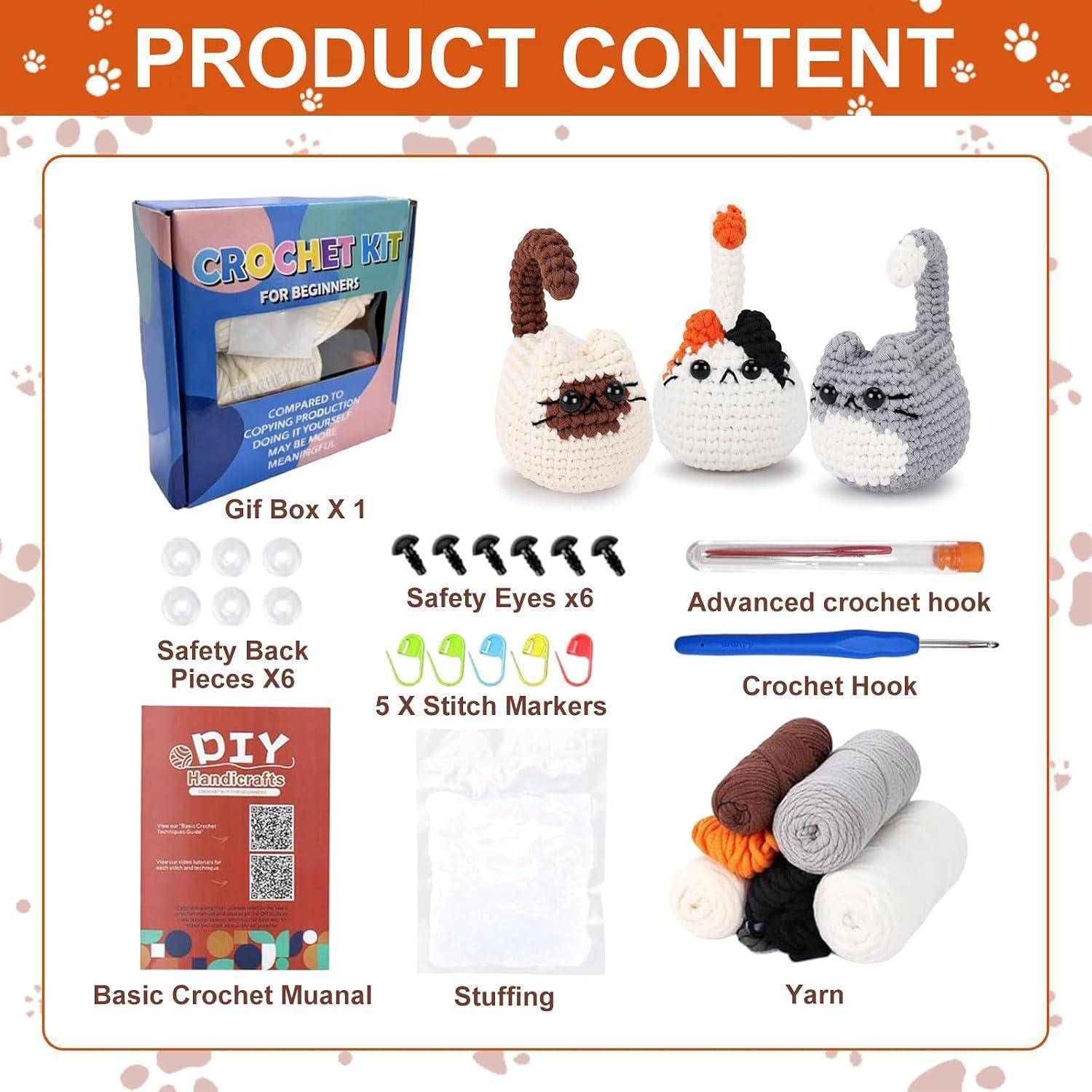 Produktinhalt-Layout mit einem Anfänger-Häkelset bestehend aus 3 fertigen Katzen-Kuscheltieren, Geschenkbox, Sicherheitsaugen und -verschlüssen, Maschenmarkierern, Häkelhaken, Grundanleitung, Füllmaterial und Garn.